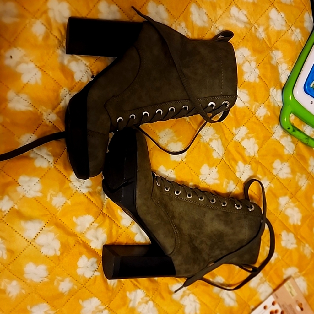 Nine west heeled boots army green laced up